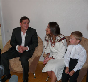 Юрій Павленко та Віталіна Ющенко в дитячому будинку сімейного типу на Закарпатті