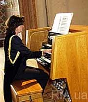 Коли пальці Наталії Висіч торкаються клавіш органа, дивовижний інструмент починає жити кожною частинкою свого складного організму 