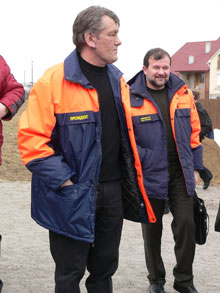 Президент України Віктор Ющенко і міністр МНС Віктор Балога в Чопі