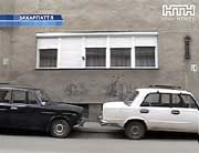 Мешканці одного будинку в Ужгороді залазять додому через вікно підвалу