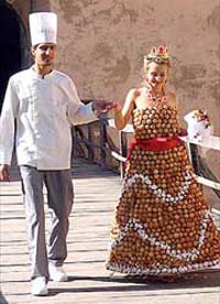Закарпаття: На виготовлення весільної сукні наречений-кондитер витратив 150 яєць, 5 кілограмів муки та стільки ж маргарину