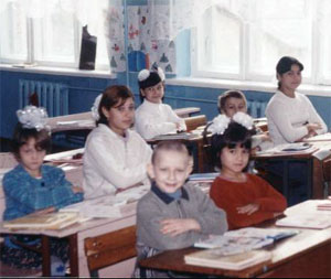 Сестри 14-річна Ольга (з бантом) і 12-річна Катерина (біля вікна) Ковач на уроці першого класу