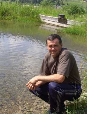 Михайло Нірода біля одного з розплідників в урочищі Чорна Ріка