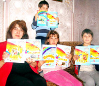 Юлія Пінчук зі своїми дітьми та «веселковими» підручниками