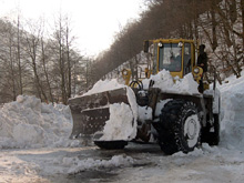 Такі снігові намети на гірських перевалах розчищали трактори минулої зими