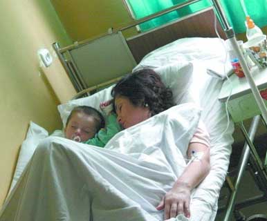 Каміса Джамалдінова з 2-річною донькою в лікарні в Польщі