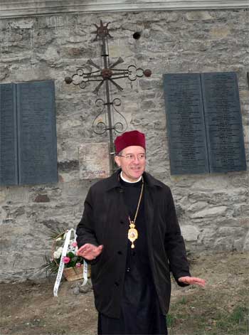 Фото "Закарпаття online": Єпископ Мукачівської греко-католицької єпархії Мілан Шашік біля меморіалу