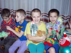 Закарпаття: Шістьом багатодітним сім’ям Ужгородщини Святий Миколай вручив 33 пакунки-подарунки 