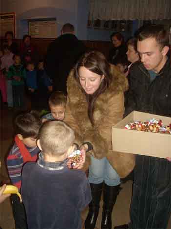 Молоді "нашоукраїнці" Ужгорода привітали зі святами дітей Чертезької школи-інтернату 