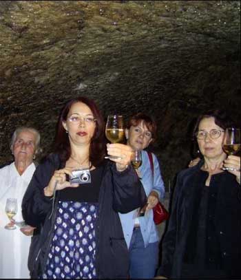 Туристи з Угорщини приїхали у винний погріб "Старі підвали" в закарпатському Берегові
