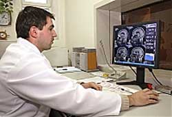 Ігор Газуда працює з магнітно-резонансним томографом
