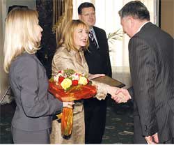 Катерина Ющенко (в центрі) вітає переможців конкурсу