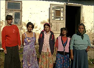 Жінки з ромського табору на околицях Сваляви