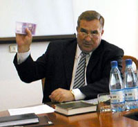 Валерій Коляско демонструє нову гривневу банкноту