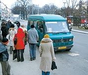В Ужгороді на міський автовокзал не пускають маршрутки, бо їхні власники не підписали нового договору із ВАТ "Закарпатавтотранс"