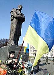 «Коммерсантъ-Украина»: Ужгородська "Наша Україна" стала на захист Шевченка