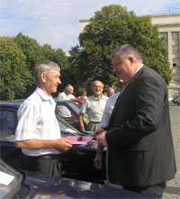 Олег Гаваші вручає документи на автомобілі