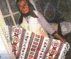 Ганна Зубанич із вишиваним рушником