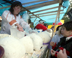 Цьогоріч відомий овечий продукт на "Гуцульській бринзі" у Рахові вартував від 25 грн. за кілограм