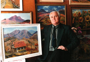 Віктор Динник зі своїми картинами.