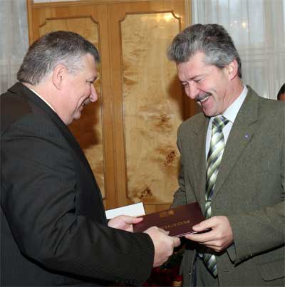 Голова Закарпатської ОДА Олег Гаваші вручає премію Василеві Кузану