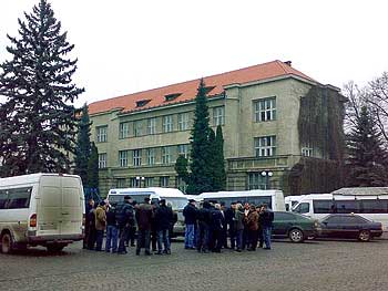 Забастовка перевізників в Ужгороді, неподалік будівлі Закарпатської ОДА