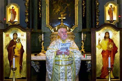 Священник Ласло Пушкаш проводить Святу Літургію на честь Дня Соборності України