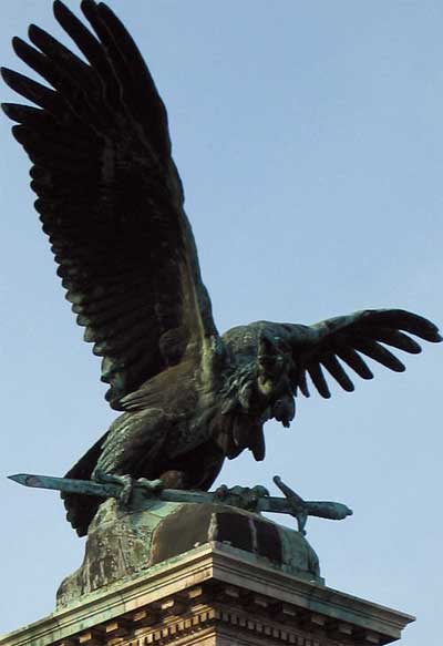 Аналогічний угорський орел-турул відтепер панує над українським Мукачевом