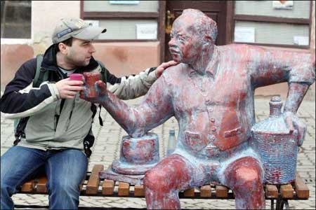Протягом двох днів міжнародного винного фестивалю на центральній площі Берегова стояла скульптура ”Старого винороба”. Доки це лише гіпсовий варіант. Аби відлити статую з бронзи, треба 32 тисячі гривен