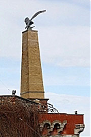 Символ угорської державності - угорський орел-турул над мукачівським замком "Паланок"