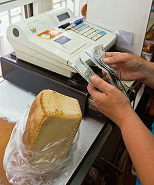 Сир у мишоловці, або Уряд обманює українців обіцянками дешевих харчів 