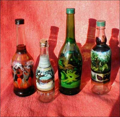Ужгородська художниця Наталя Герчук розмальовані пляшки роздаровує. Зрідка продає — по 100 доларів за штуку