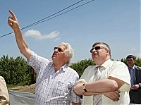 Архітектор Степан Шолтес (ліворуч) розповідає голові Закарпатської ОДА Олегу Гаваші, як буде виглядати монумент