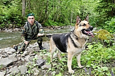 Инструктор служебной собаки Руслан Костыря с овчаркой Багирой
