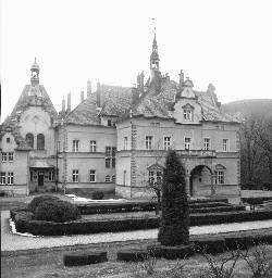Мукачевско-Чинадиевский замок-дворец графа Шенборна (ХVIII ВЕК), в котором теперь находится санаторий "Карпаты"