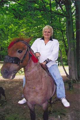 На Закарпатті лікар із Вінниці навчилася їздити на коні