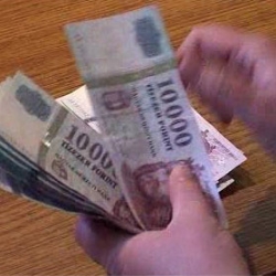 Угорщина замінить паперові 200 форинтів монетами
