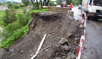 На Закарпатській Рахівщині сильні опади призвели до підтоплення будинків та руйнування мостів