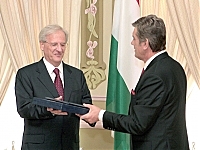 Віктор Ющенко (праворуч) і Ласло Шойом обмінюються державними нагородами двох країн
