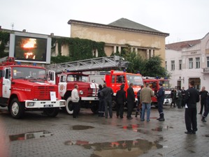 Закарпатські рятувальники демонструють свою техніку на пл.Театральній в Ужгороді