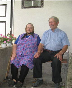 Марія та Василь Савки біля власного будинку