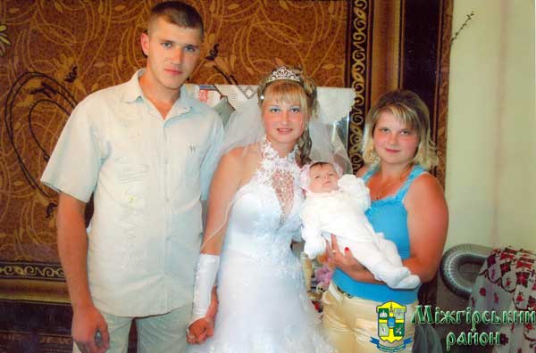 А це вже сім’я Шутаків — батько Іван, мама Мирослава та дочка Альбіна на весіллі у сестри дружини