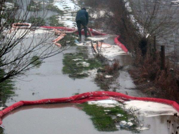 До закарпатського села, забрудненого аварією на продуктопроводі, вже проклали кілометр водопроводу