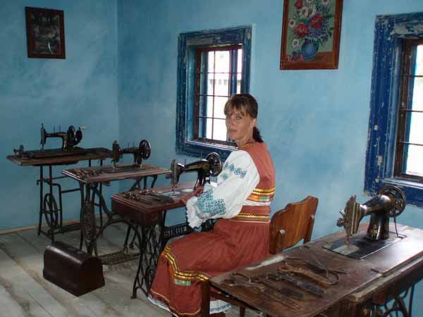 У будиночку шевця любителі старожитностей знайдуть ряд старовинних швейних машинок та ножиці різних видів та розмірів