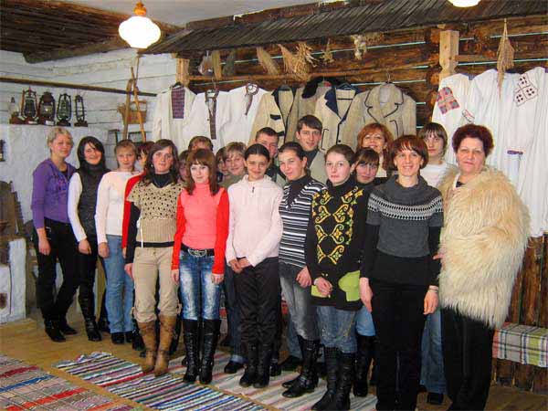 Учащиеся профессионального лицея знакомились в этнографическом музее с верховинскими традициями овцеводства, ткачества и вышивки