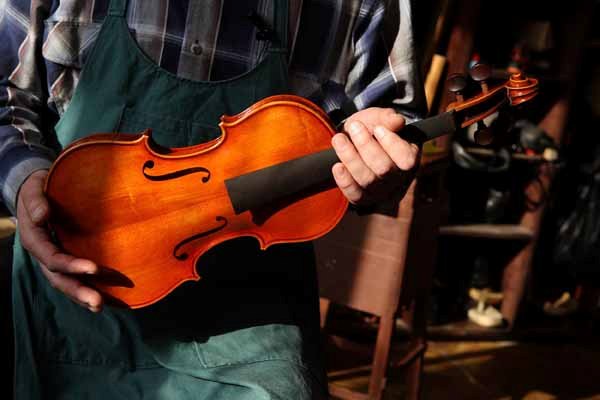 Майстер Сергій Голубокий, котрий живе у Заріччі, виготовив найбільше скрипок у державі, а свою першу скрипку… спалив