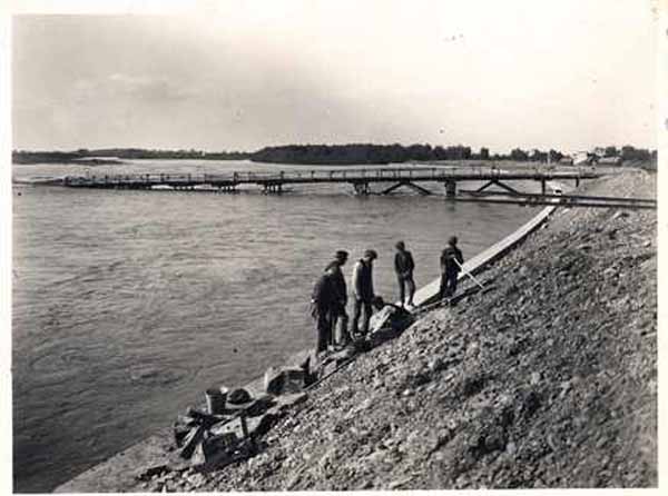 7 лет подряд Великий мост соединял левобережную часть города с правобережной. Но в октябре 1944-го при отступлении фашистские войска его  взорвали