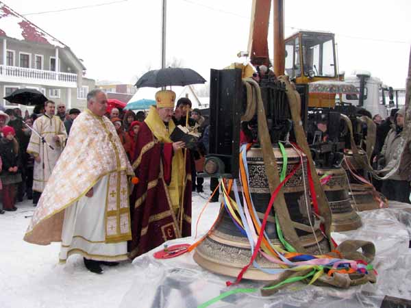 Владика Мілан Шашік і отець Юрій Довганинець благословляють ужгородсько-перемишльські дзвони
