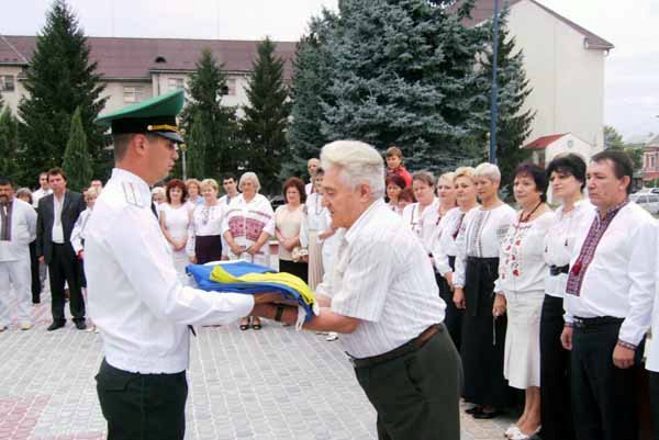 День Державного Прапора тячівські чиновники відзначали у вишиванках