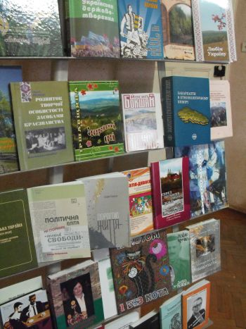 В бібліотеці УжНУ пройшла виставка, присвячена 1116 річниці Ужгорода